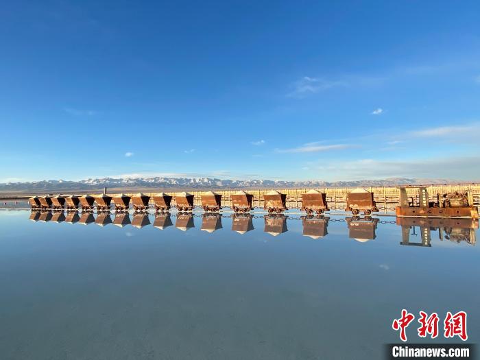 圖為小火車倒影在湖中，湖面如圖明鏡一般。　馬翔 攝