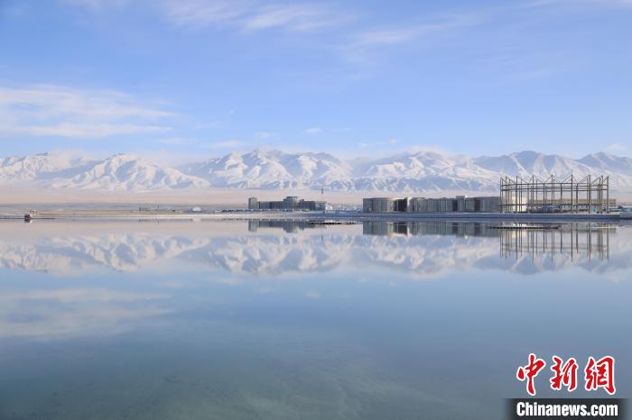 圖為鹽湖景色?！●R翔 攝