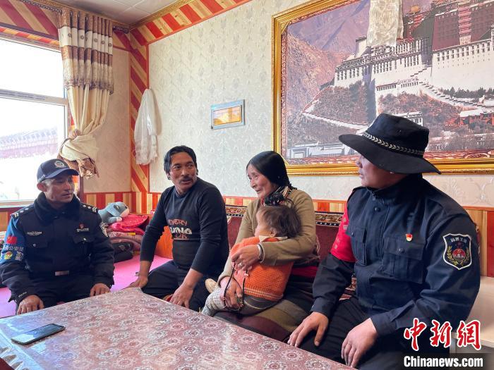 圖為派出所民警和義警入戶了解情況?！∑罾C娟 攝