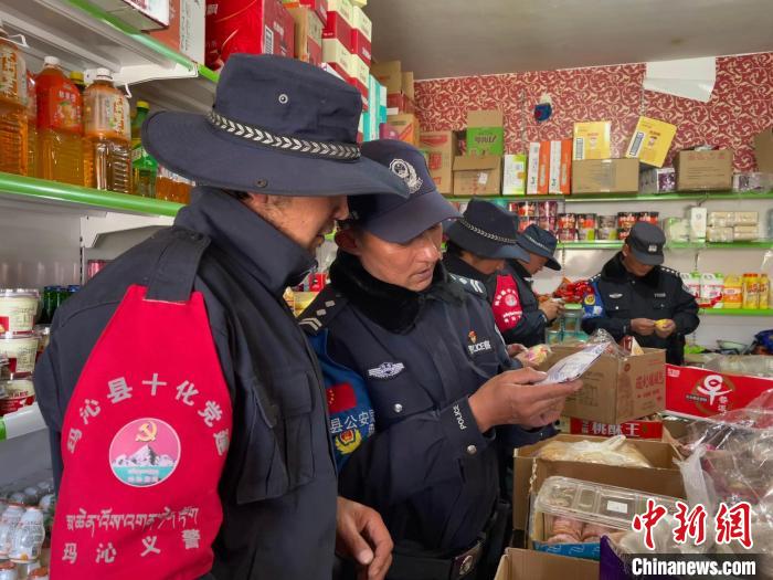 圖為派出所民警和義警對(duì)沿街店鋪檢查。　祁繡娟 攝