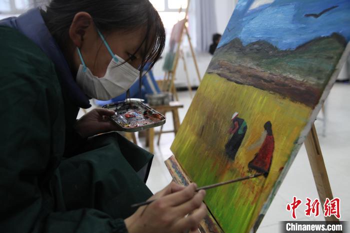 圖為學生跟著老師學習繪畫。　胡貴龍 攝