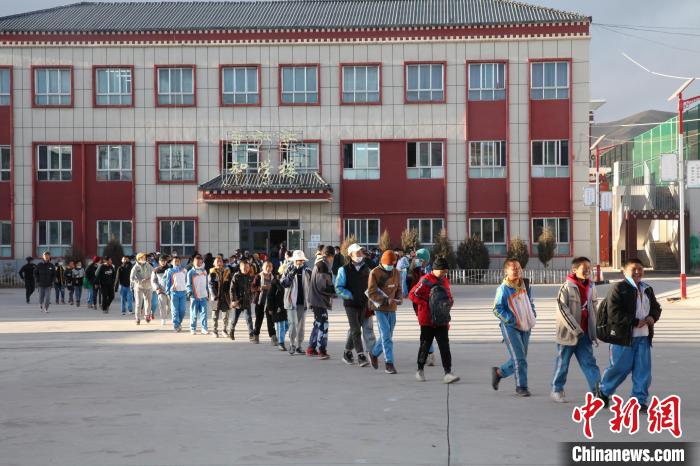 圖為瑪沁縣第一民族中學?！『F龍 攝