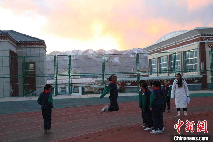 圖為學生們開展社團活動?！『F龍 攝