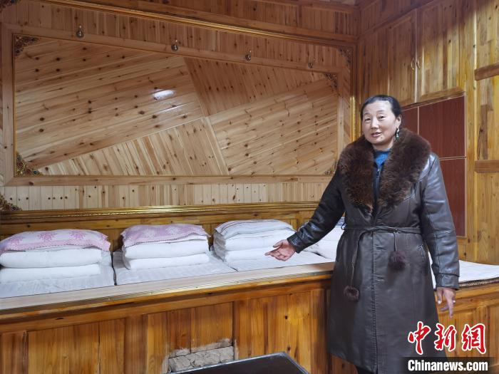 圖為德吉村村民鬧尖措介紹自家農(nóng)家樂?！∑钤鲚?攝