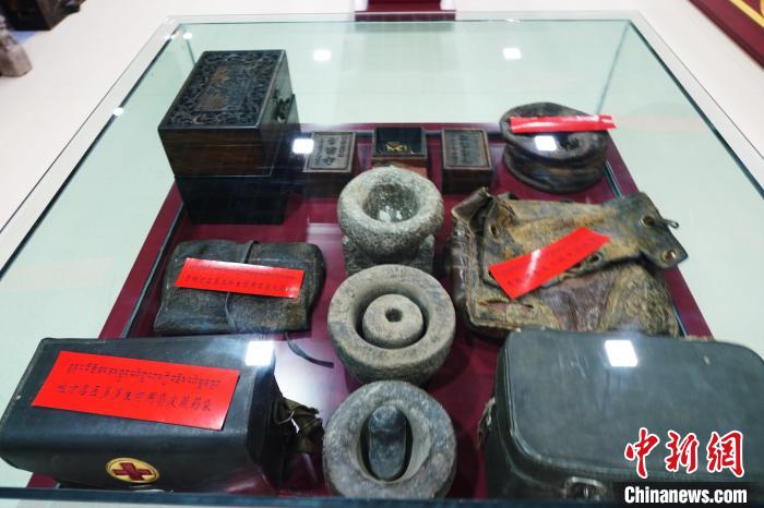 圖為藏醫(yī)傳統(tǒng)制藥石鍋石槽?！●R銘言 攝