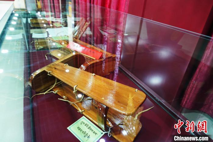 圖為藏醫(yī)外治骨科夾板?！●R銘言 攝