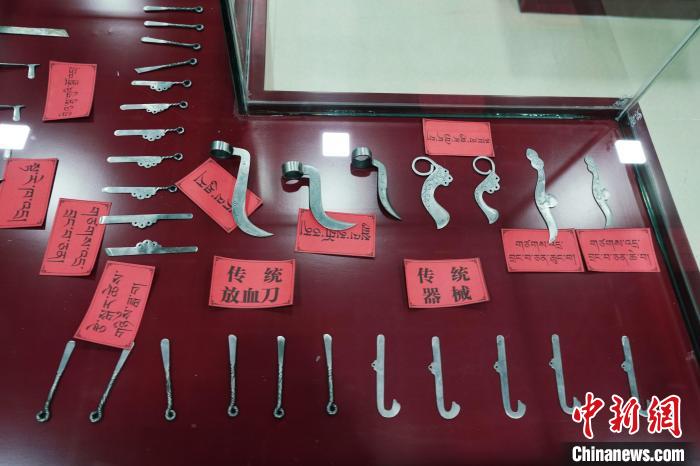 圖為藏醫(yī)古傳統(tǒng)醫(yī)療器械。　馬銘言 攝
