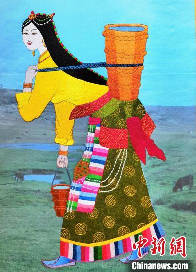 圖為藏繡作品《背水姑娘》。　祁增蓓 攝