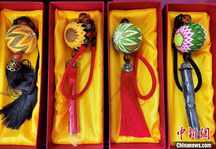 圖為藏繡手工藝品。　祁增蓓 攝