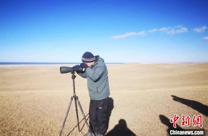 圖為工作人員正在進(jìn)行監(jiān)測(cè)?！∏嗪：皡^(qū)保護(hù)利用管理局供圖