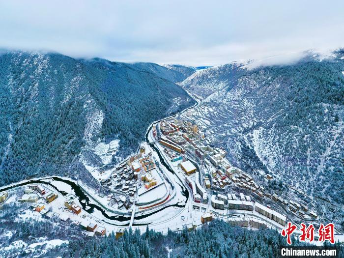 壤塘的雪后美景?！∪捞量h融媒體中心供圖