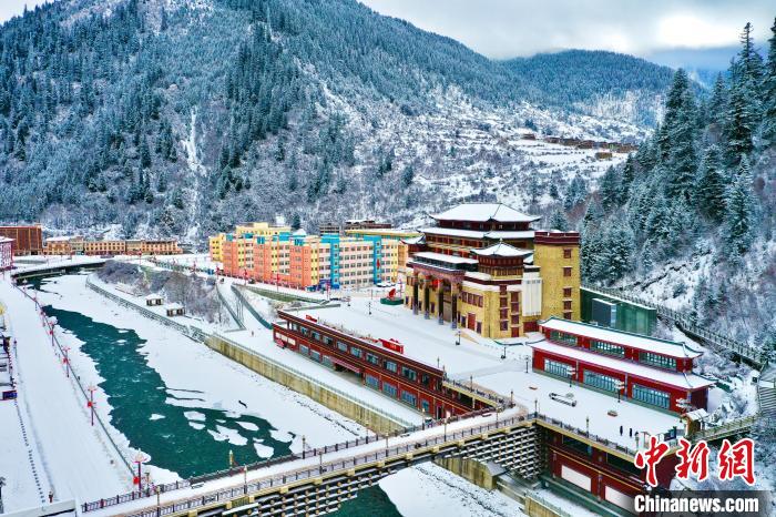 壤塘的雪后美景?！∪捞量h融媒體中心供圖
