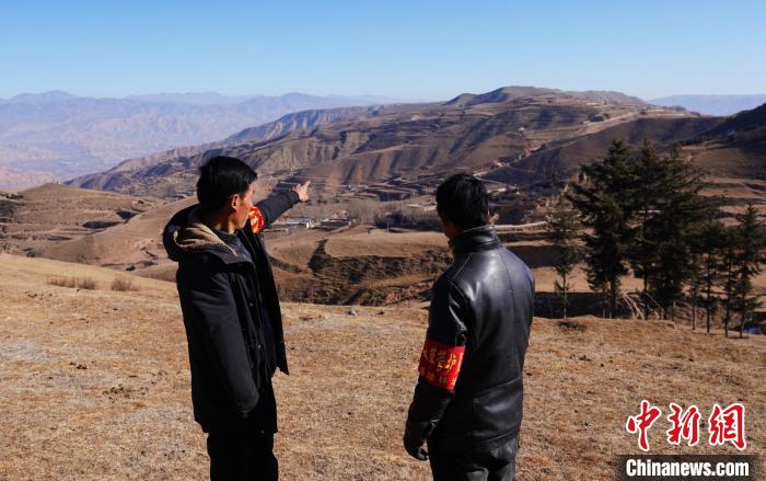 圖為桑杰加(左)和同事望向遠方。　馬銘言 攝