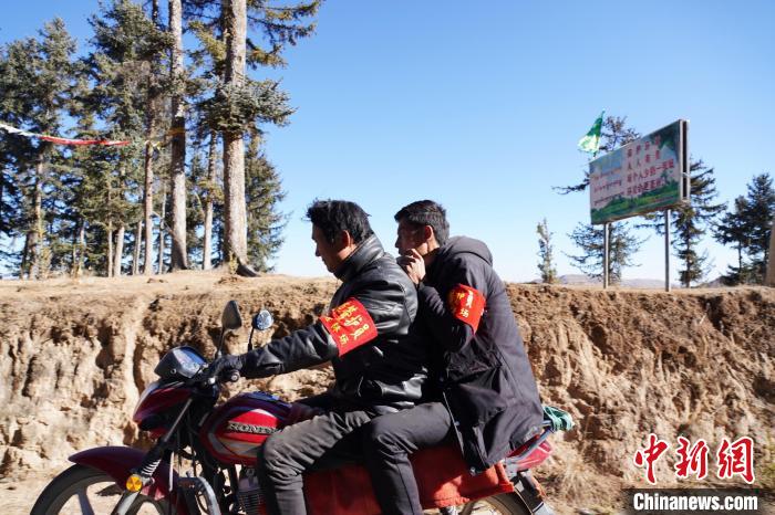 圖為同事騎摩托車載著桑杰加(后)前往林場?！●R銘言 攝