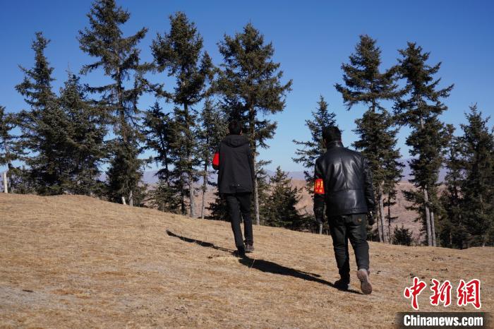 圖為桑杰加(左)和同事巡查林場?！●R銘言 攝