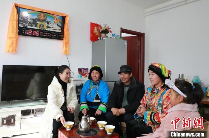 新家是兩層小樓房，一樓布置得充滿現(xiàn)代感，喝著藏式奶茶，一家人聊著今年春節(jié)怎么過?！《∷?攝