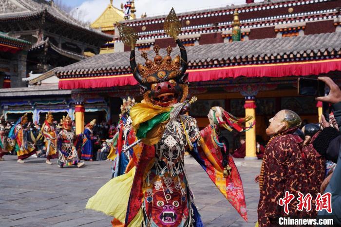 圖為塔爾寺僧侶進(jìn)行“跳欠”儀式?！●R銘言 攝