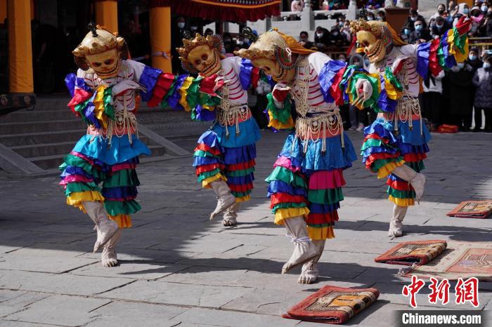 圖為塔爾寺僧侶進(jìn)行“跳欠”儀式?！●R銘言 攝