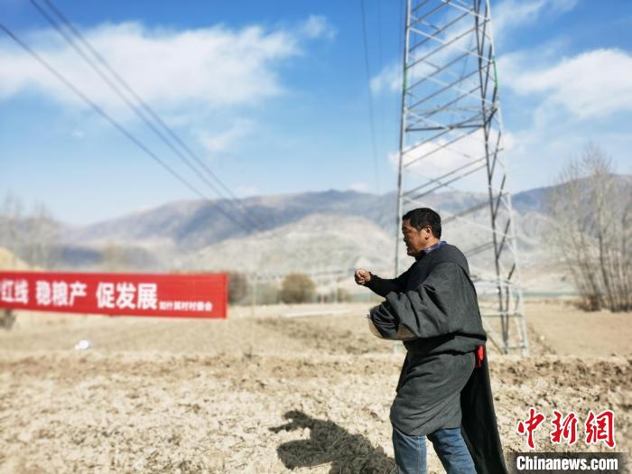 圖為藏族民眾撒種、施肥?！?zhí)砀?攝