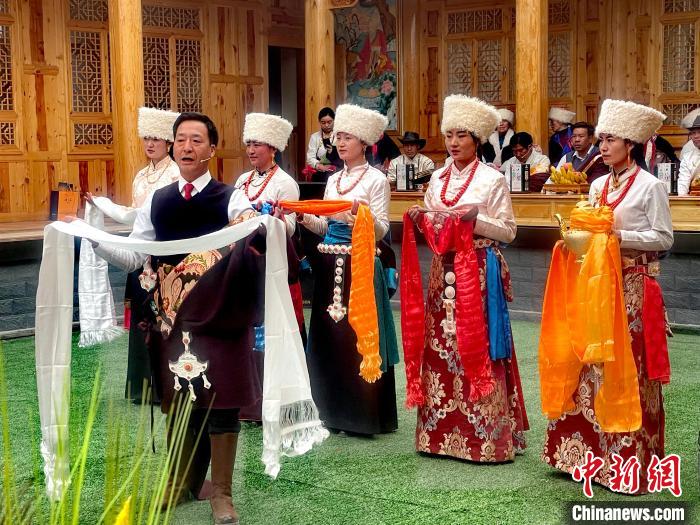 圖為“村晚”現(xiàn)場(chǎng)。　李玉峰 攝