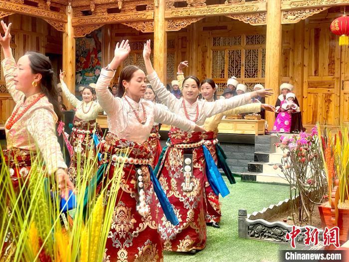 圖為藏族女性載歌載舞?！±钣穹?攝