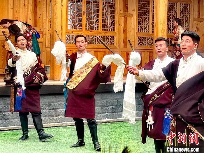圖為藏族漢子表演節(jié)目?！±钣穹?攝