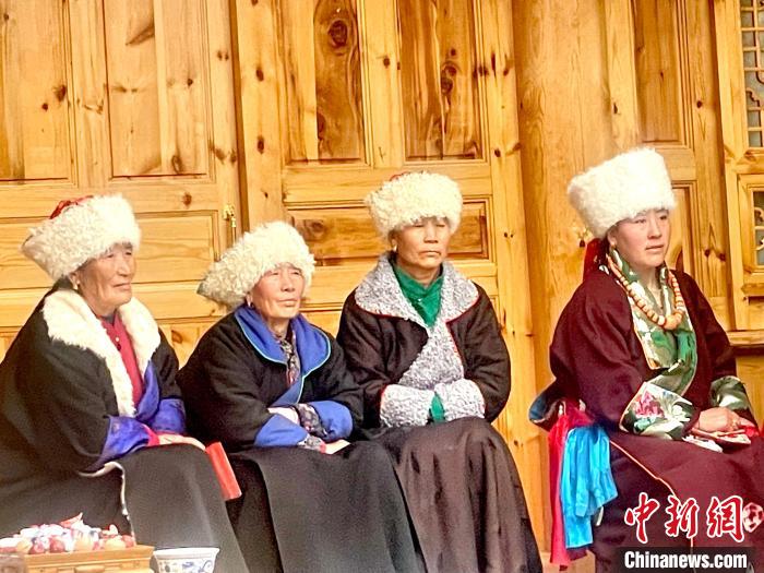 圖為藏族女性觀看“村晚”?！±钣穹?攝