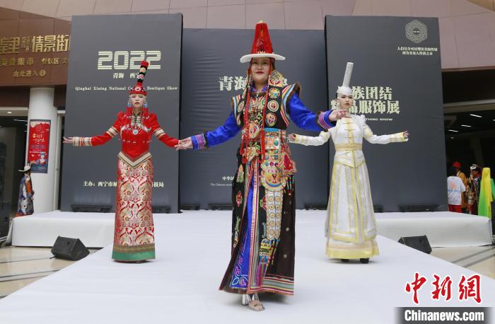 圖為模特展示蒙古族服飾?！●R銘言 攝