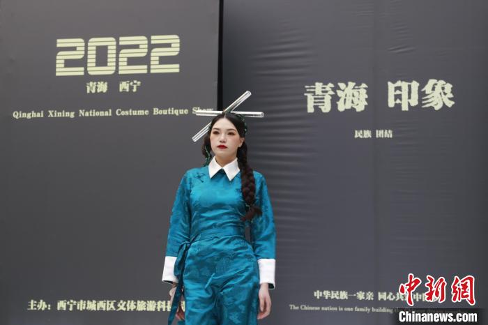 圖為模特展示少數(shù)民族服飾?！●R銘言 攝