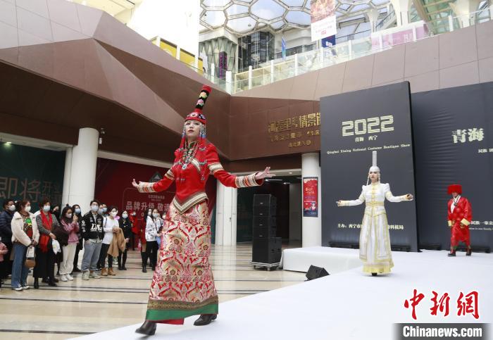 圖為模特身穿民族服飾進(jìn)行走秀?！●R銘言 攝