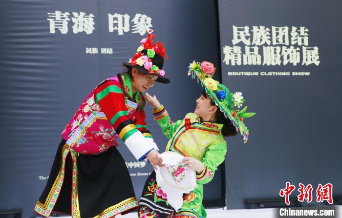 圖為模特身穿土族服飾進(jìn)行“土族刺繡”表演?！●R銘言 攝