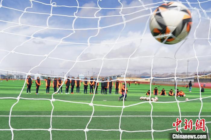 圖為孩子們進(jìn)行射門訓(xùn)練?！●R銘言 攝