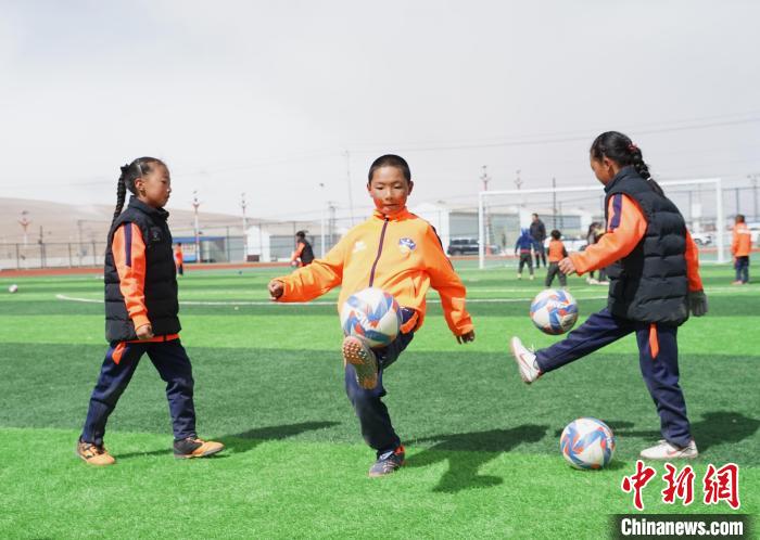 圖為孩子們進(jìn)行顛球訓(xùn)練?！●R銘言 攝