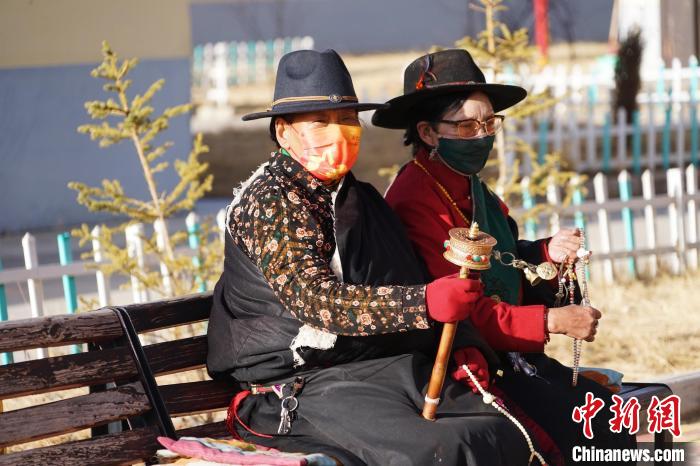 圖為敬老院老人在院內(nèi)曬太陽轉(zhuǎn)經(jīng)桶?！●R銘言 攝