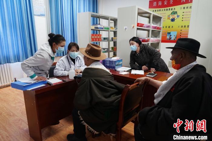 圖為骨科醫(yī)生為敬老院老人們進(jìn)行集中檢查。　馬銘言 攝