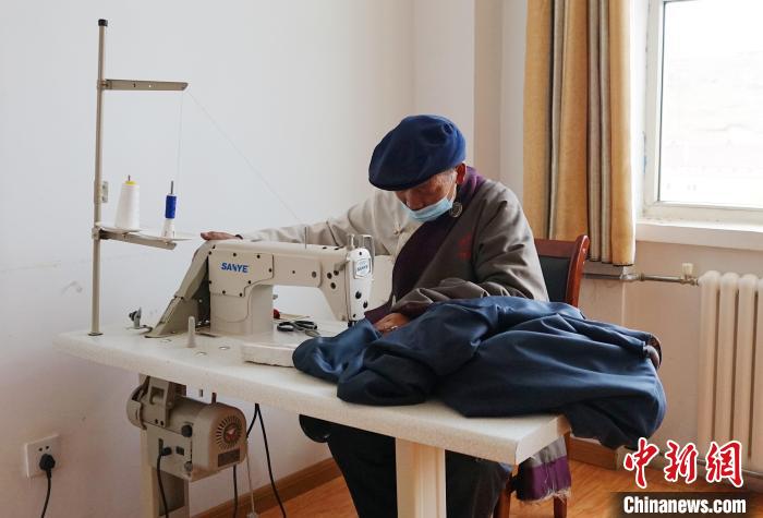 圖為敬老院老人使用縫紉機(jī)?！●R銘言 攝