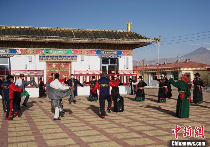 圖為老人們飯后跳起歡快的鍋莊舞蹈?！●R銘言 攝