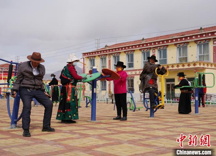 圖為老人們使用健身器材鍛煉身體?！●R銘言 攝