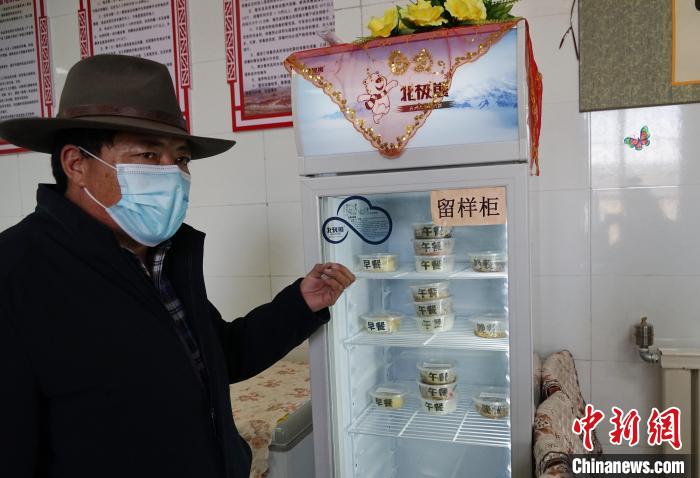 圖為敬老院院長(zhǎng)德高介紹，老人們的三餐均有留樣記錄?！●R銘言 攝