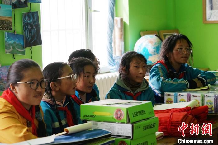 圖為學(xué)生正在認(rèn)真聽生態(tài)課?！●R銘言 攝