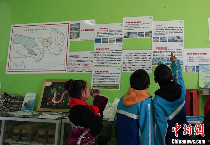 圖為學(xué)生在生態(tài)課堂上了解三江源國家公園知識?！●R銘言 攝