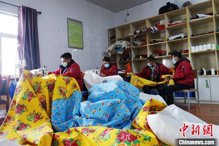 圖為工人們正在制作帳篷?！●R銘言 攝