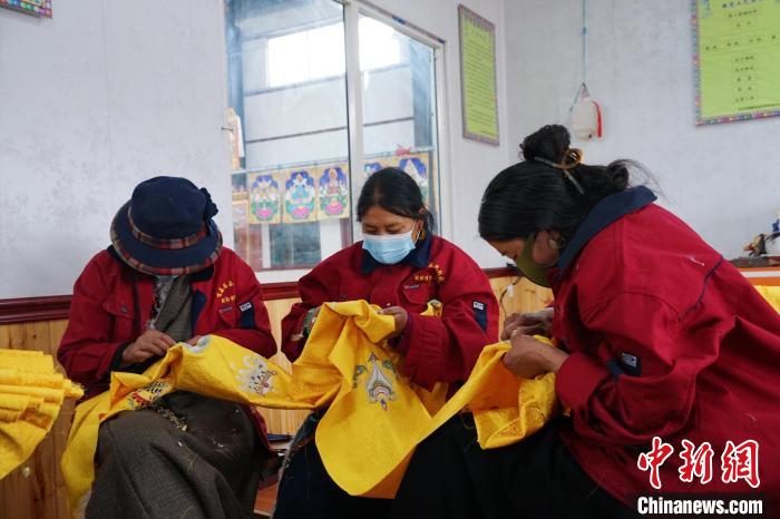 圖為工人正在制作哈達(dá)?！●R銘言 攝