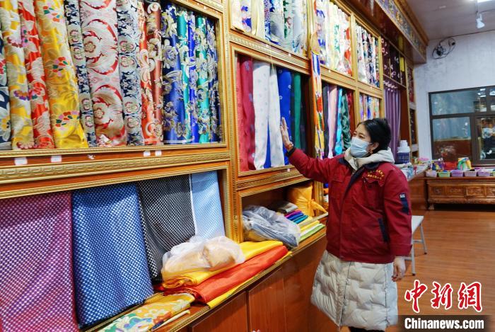 圖為員工清點(diǎn)布匹?！●R銘言 攝