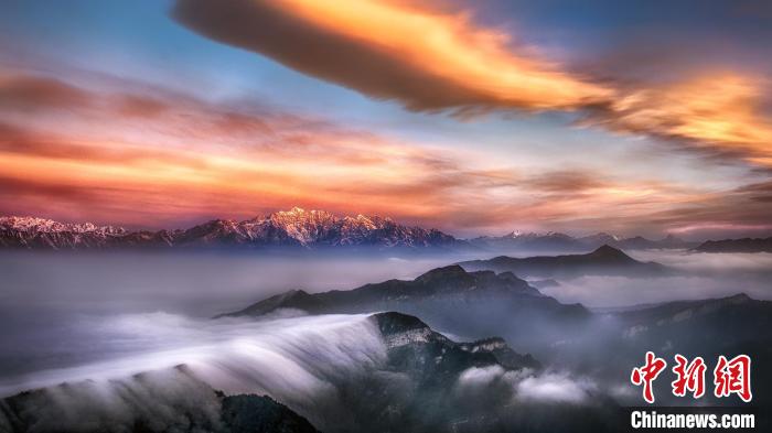 牛背山霞光?！∥挠宴?攝