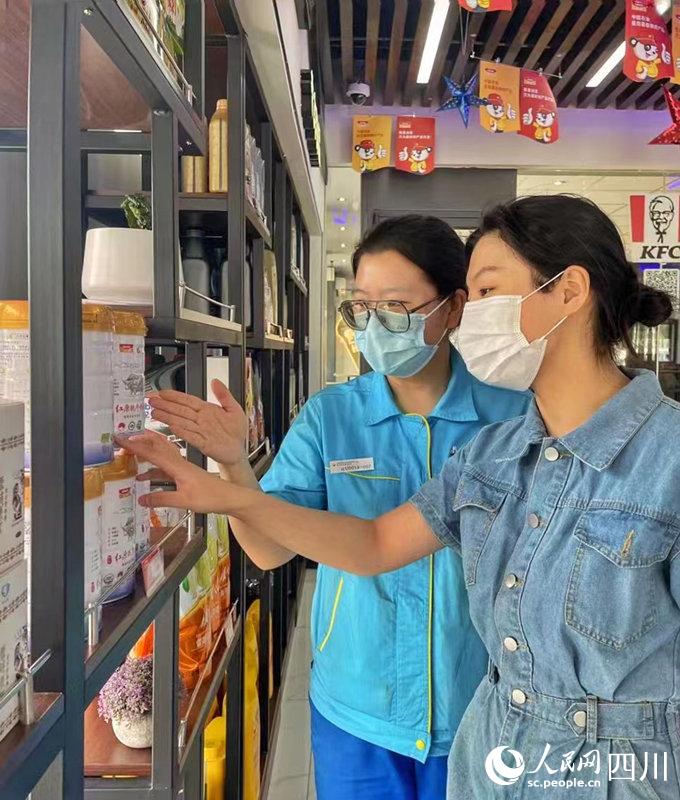 顧客可以在川內(nèi)中國石油加油站便利店內(nèi)選購到品質(zhì)純正的紅原奶粉。張霞攝