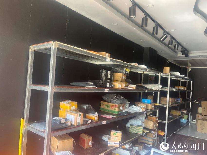 縣城自提點包裹。諸葛輝攝