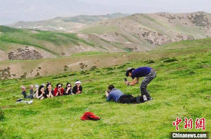 圖為民眾在草原留影?！⑿憔?　攝