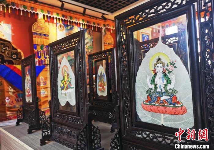圖為久美尖措創(chuàng)作的藝術(shù)品?！?zhí)砀?攝