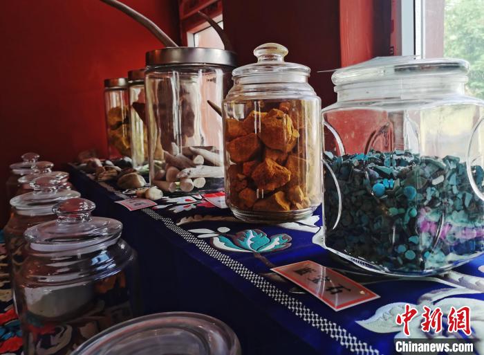 圖為唐卡繪畫礦物顏料展示?！?zhí)砀?攝